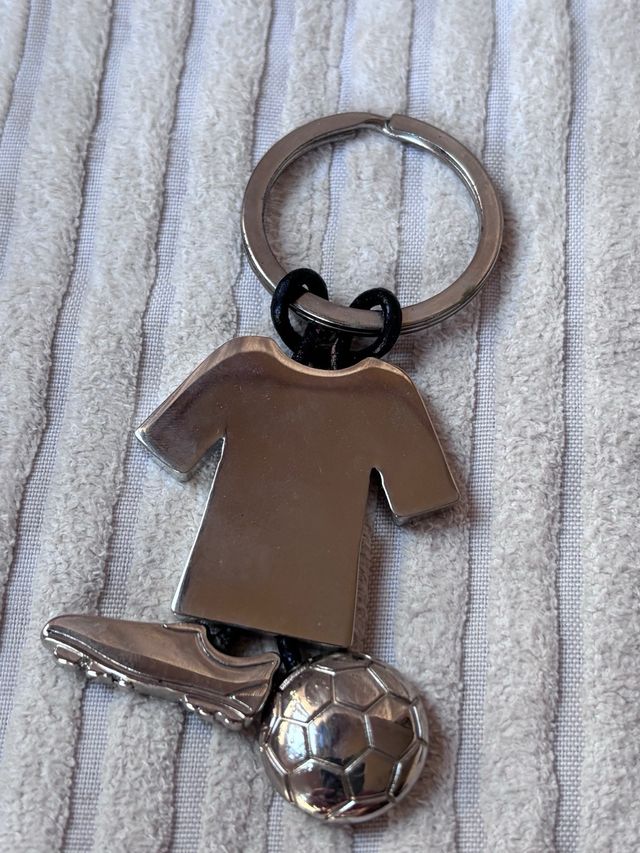 Llavero de fútbol con balón y bota