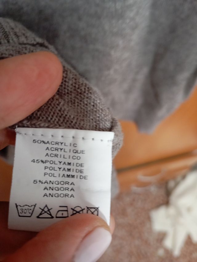 Suéter gris con lentejuelas y espalda abierta