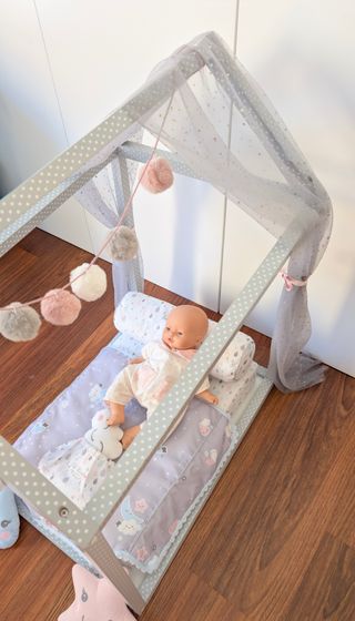 Cama de muñecas tipo casita de madera. De Cuevas