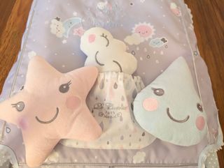 Cama de muñecas tipo casita de madera. De Cuevas