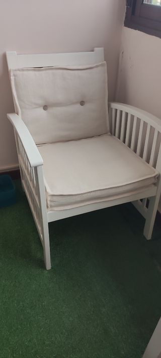 Sillón de madera blanco con cojines