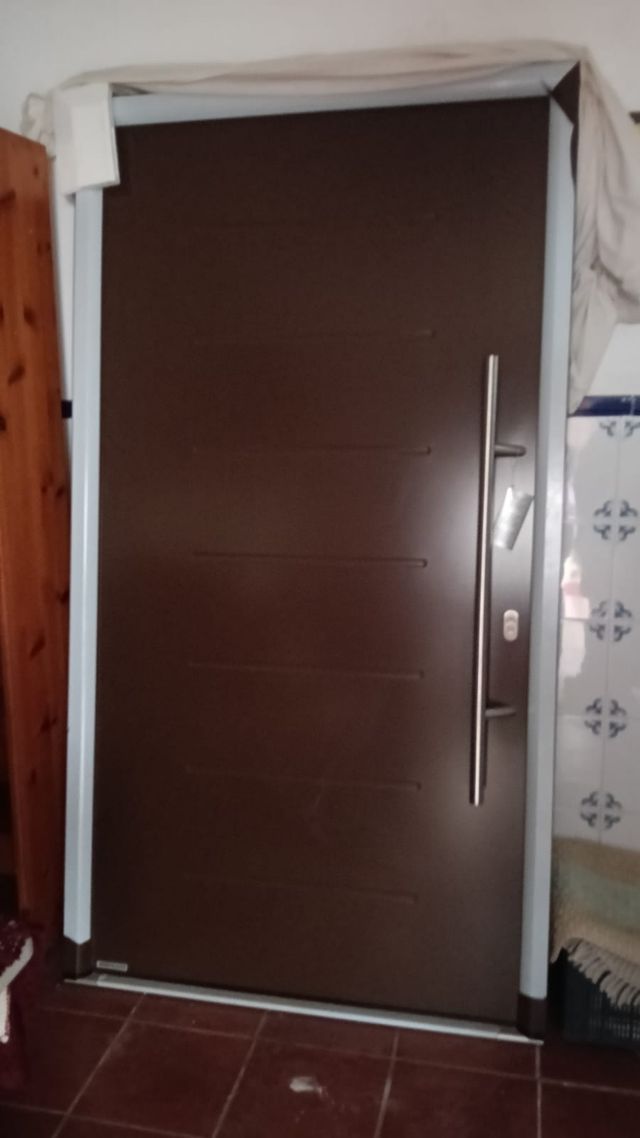 Puerta exterior moderna