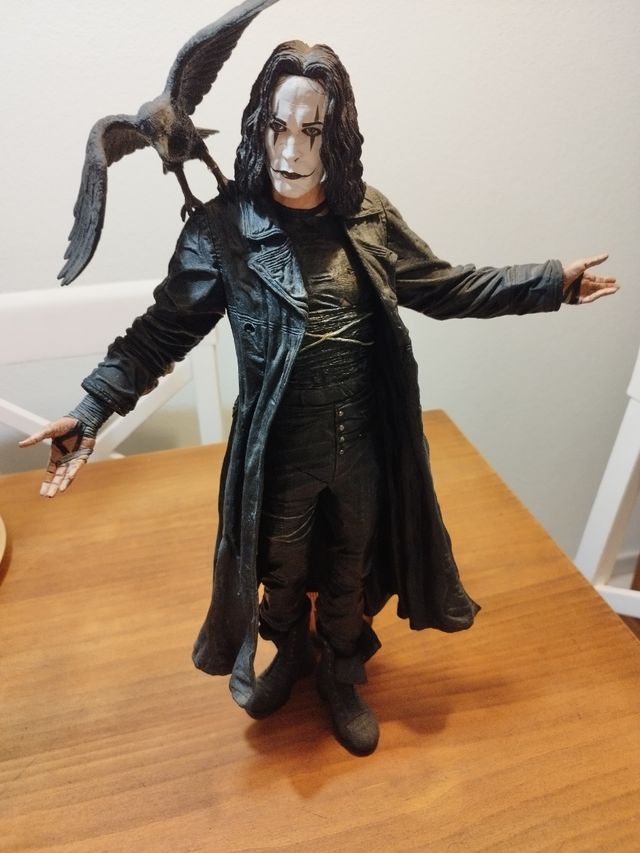 Figura del corvo con uccello