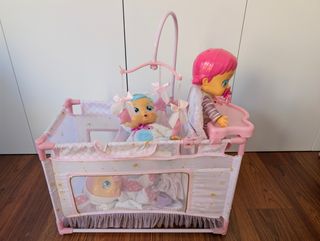 Cama, trona, armario y cambiador para muñecas rosa