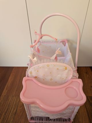 Cama, trona, armario y cambiador para muñecas rosa