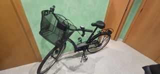 Bicicleta con cesta negra