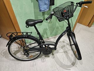 Bicicleta con cesta negra