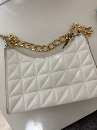 Bolso blanco con cadena dorada