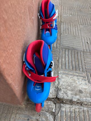 Patines en línea azules y rojos