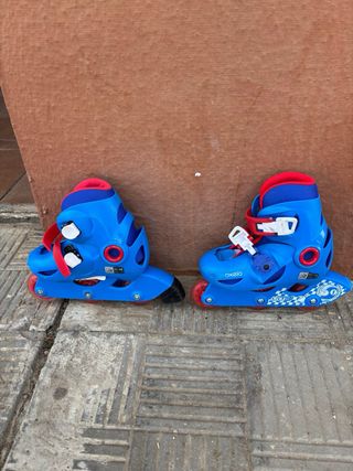 Patines en línea azules y rojos