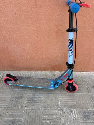 Patín azul con ruedas rojas