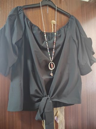 Blusa negra con lazo