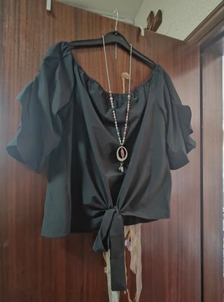 Blusa negra con lazo
