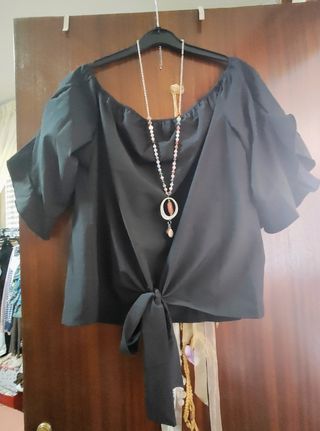 Blusa negra con lazo