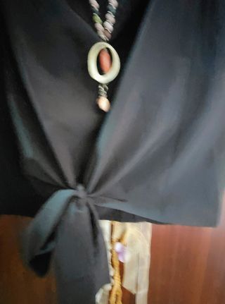 Blusa negra con lazo