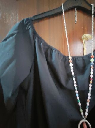 Blusa negra con lazo