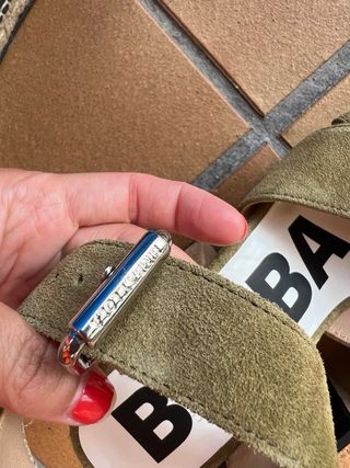 Sandalias Bimba y Lola ante verde