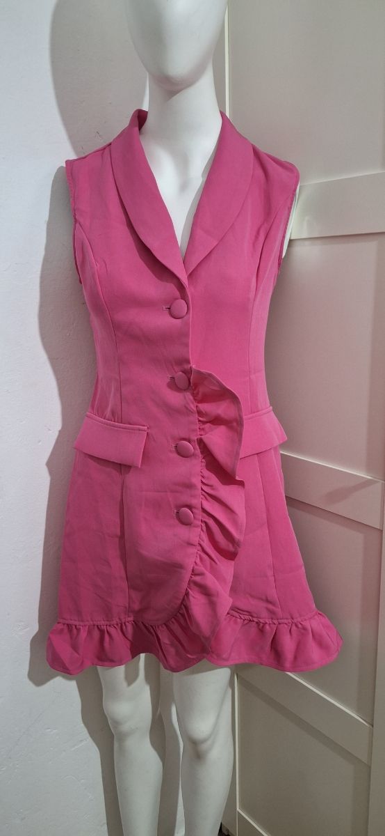 Vestido rosa estilo blazer con volantes
