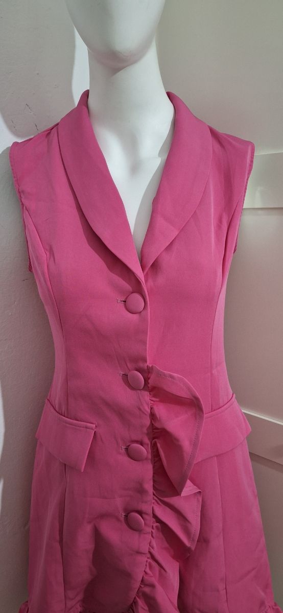 Vestido rosa estilo blazer con volantes