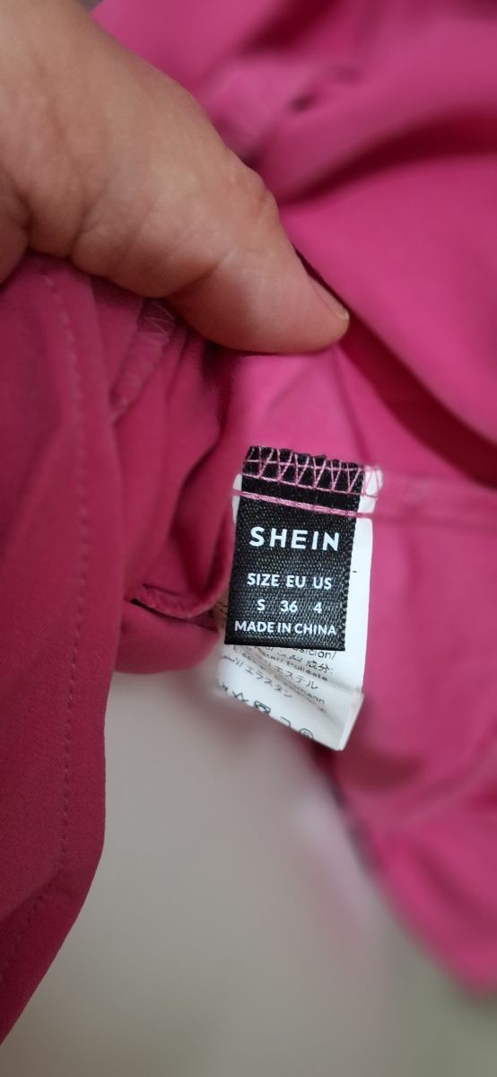 Vestido rosa estilo blazer con volantes