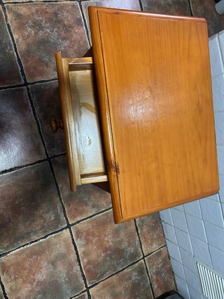 Mesa de noche de madera con 2 cajones