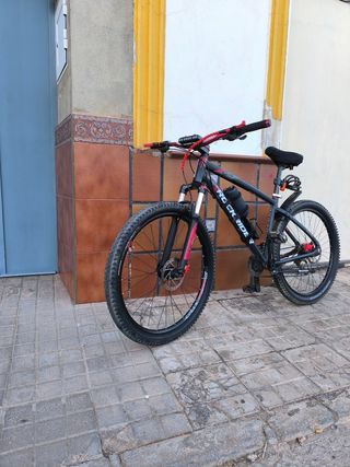 Bicicleta Rockrider Negra y Roja