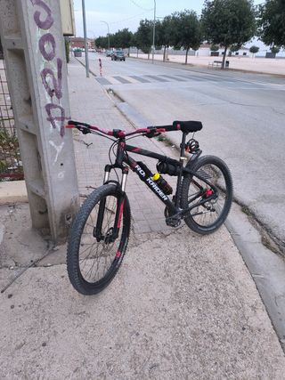 Bicicleta Rockrider Negra y Roja