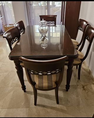 Mesa de comedor y 6 sillas de madera