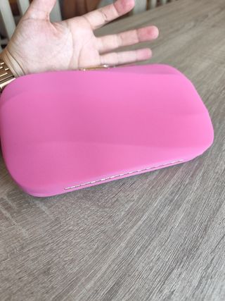 Bolso de fiesta rosa con detalles dorados