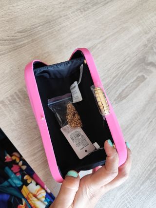 Bolso de fiesta rosa con detalles dorados