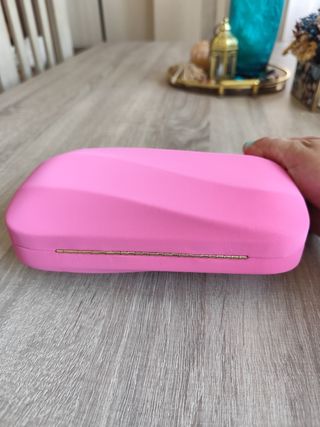Bolso de fiesta rosa con detalles dorados