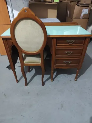 Mesa escritorio con sillas vintage