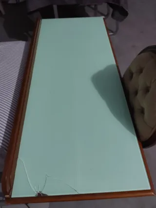 Mesa escritorio con sillas vintage