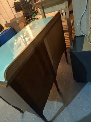Mesa escritorio con sillas vintage