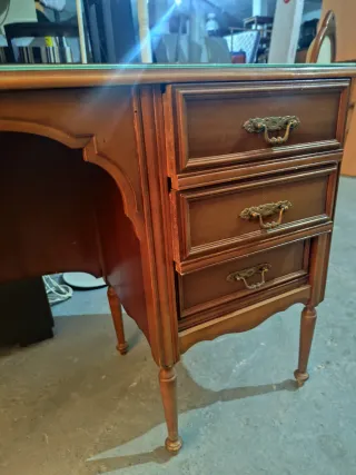 Mesa escritorio con sillas vintage