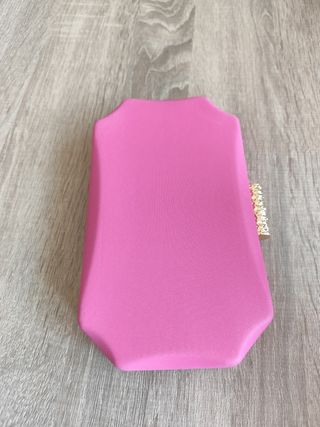Bolso de mano rosa con detalle dorado