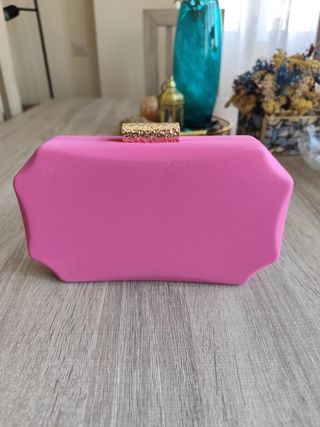 Bolso de mano rosa con detalle dorado