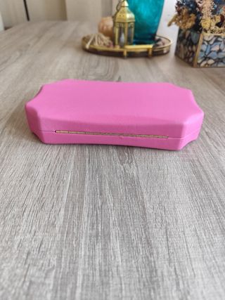 Bolso de mano rosa con detalle dorado