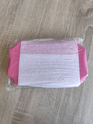 Bolso de mano rosa con detalle dorado