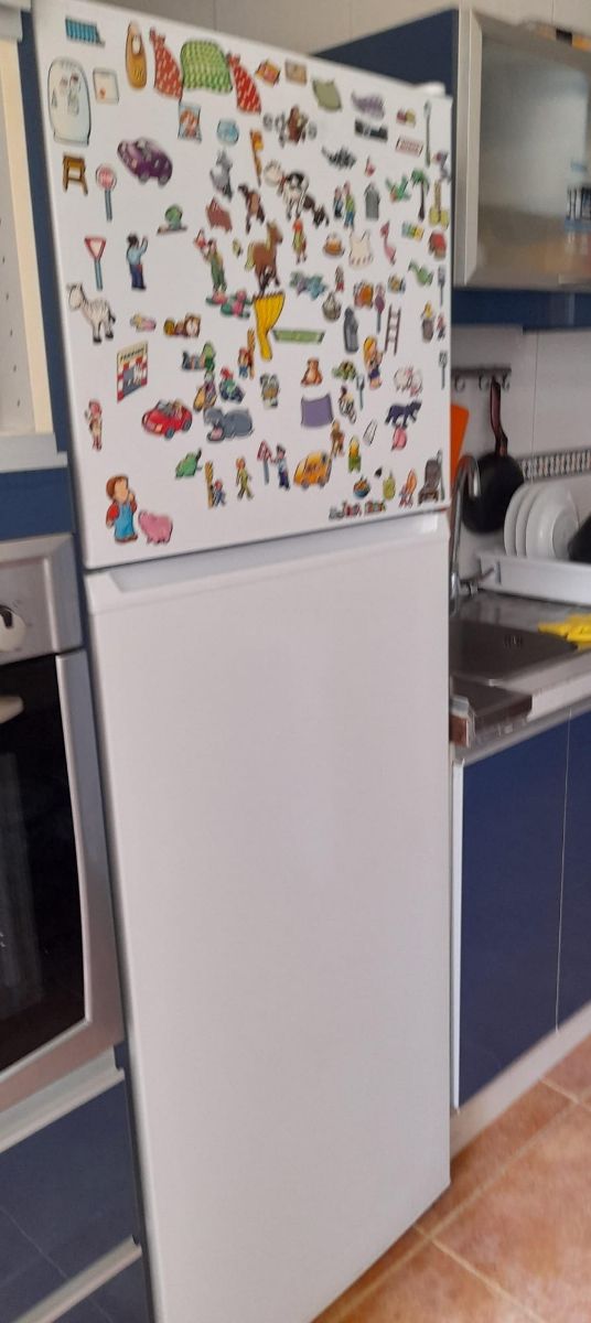 Frigorífico blanco con pegatinas