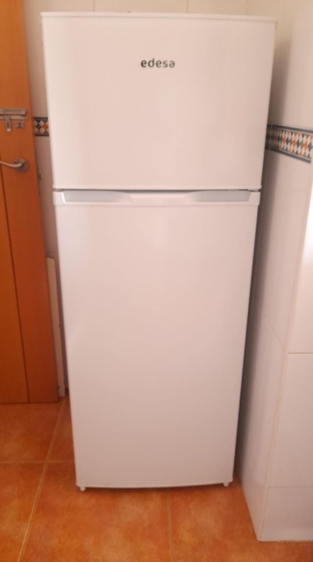 Frigorífico blanco con pegatinas