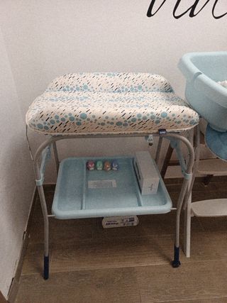 Cambiador de bebé con estampado de gotas