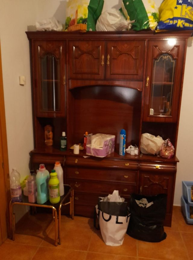 Estantería de madera marrón