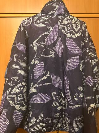 Cazadora acolchada estampada