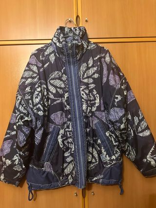 Cazadora acolchada estampada