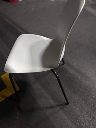 Silla Ikea Blanca con patas negras 