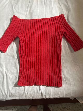 Jersey de punto rojo escotado