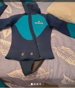 Traje de neopreno con capucha,talla M en muy buen 