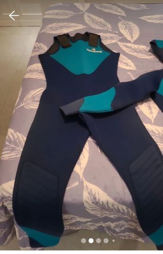 Traje de neopreno con capucha,talla M en muy buen 