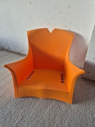 Sillón naranja de plástico ligero y duradero